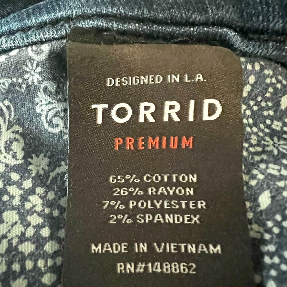 Torrid Distressed Medium Wash Skinny jeans, 20T - Picture 7 of 9